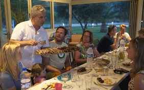 Grigorios beim Grillabend - Foto: Justus Preuß